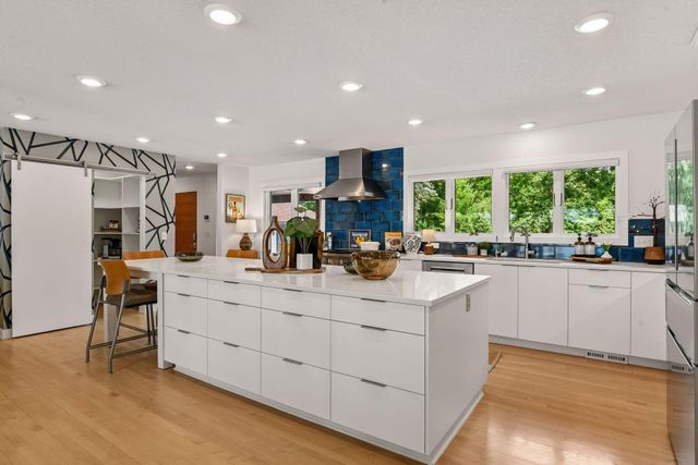 3369 Snelling Avenue N, Arden Hills, MN 55112