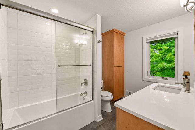 3369 Snelling Avenue N, Arden Hills, MN 55112