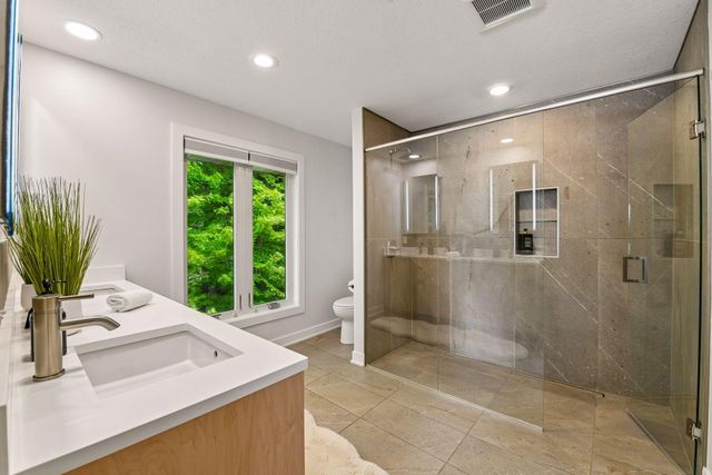 3369 Snelling Avenue N, Arden Hills, MN 55112
