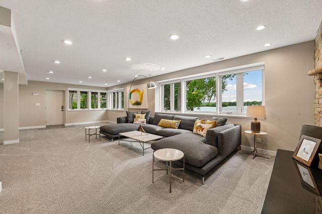 3369 Snelling Avenue N, Arden Hills, MN 55112