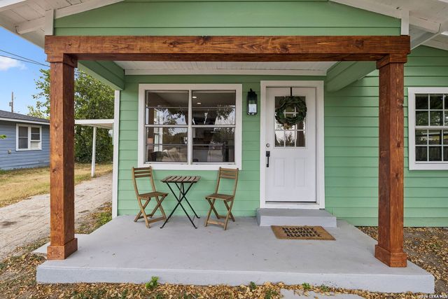 647 Dolle Ave, Seguin, TX 78155