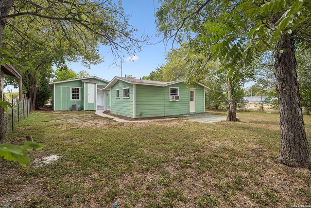 647 Dolle Ave, Seguin, TX 78155