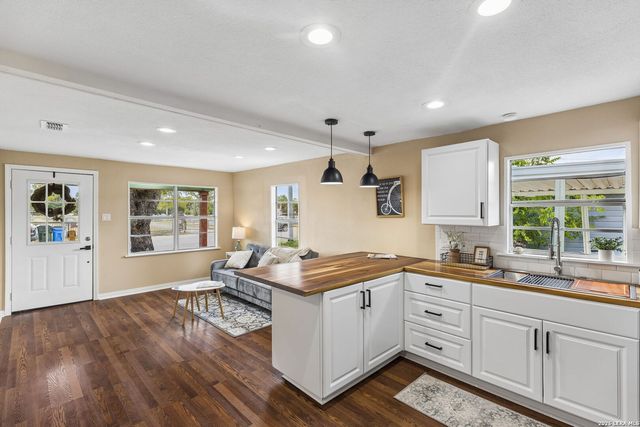 647 Dolle Ave, Seguin, TX 78155