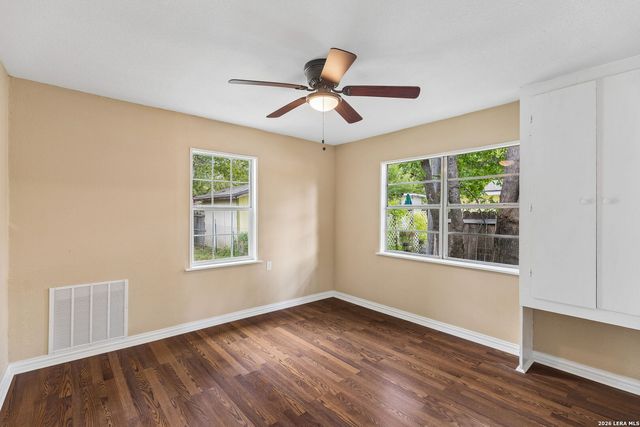 647 Dolle Ave, Seguin, TX 78155