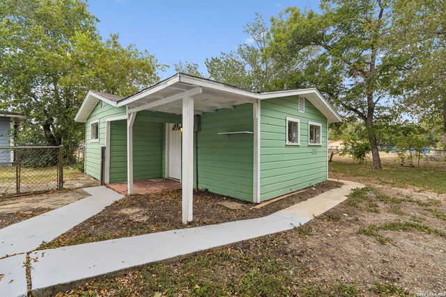 647 Dolle Ave, Seguin, TX 78155