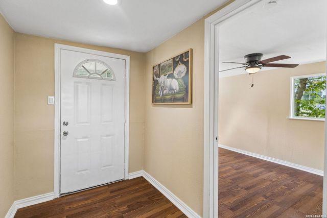 647 Dolle Ave, Seguin, TX 78155