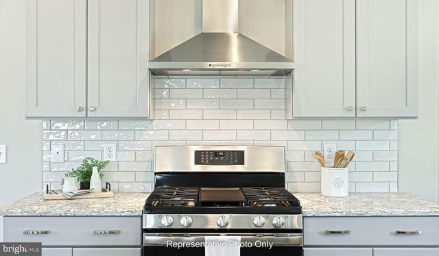 519 CHARLESTON DR, Mechanicsburg, PA 17055