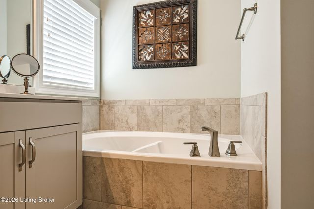 2421 Middle Creek Ct, Fisherville, KY 40023