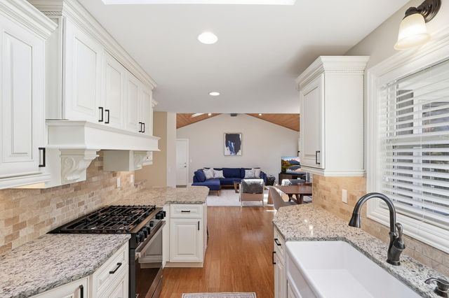 15520 2nd Avenue N, Plymouth, MN 55447