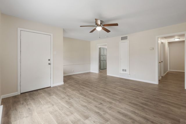 301 Meadowbrook Drive, Arlington, TX 76010