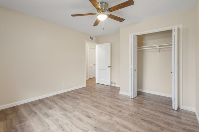 301 Meadowbrook Drive, Arlington, TX 76010