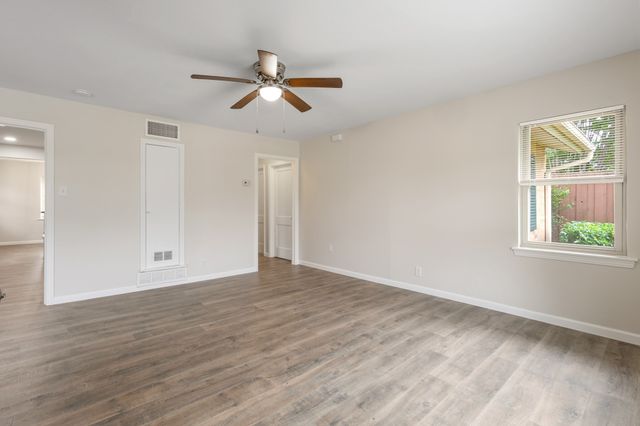 301 Meadowbrook Drive, Arlington, TX 76010