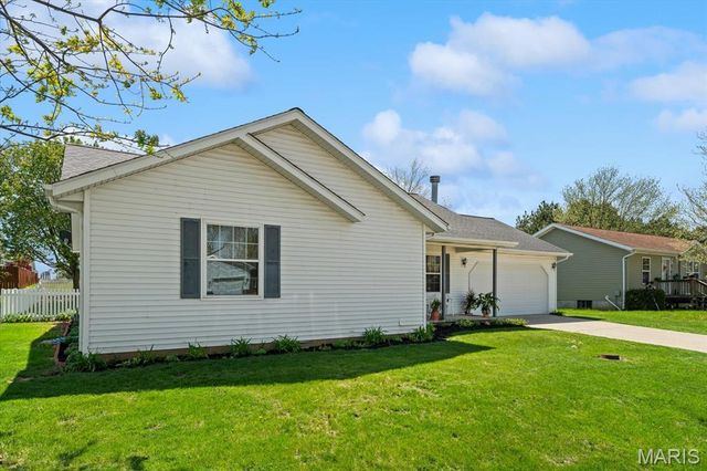 120 E Hunters Ridge, Valmeyer, IL 62295
