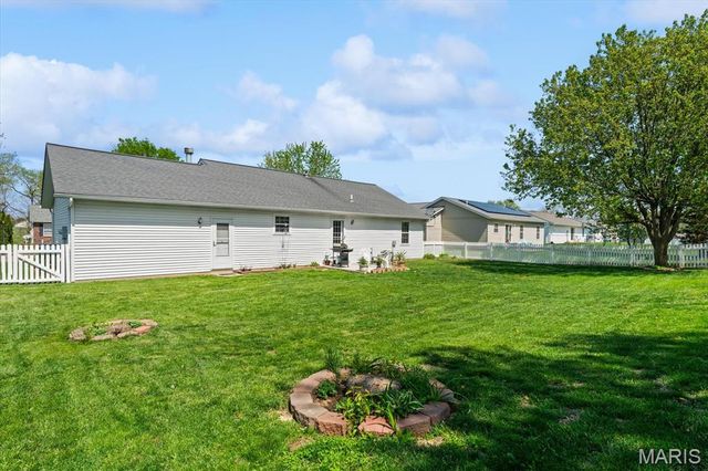 120 E Hunters Ridge, Valmeyer, IL 62295