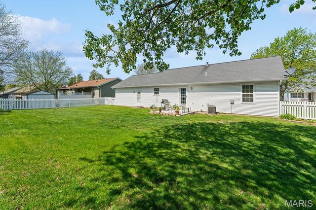 120 E Hunters Ridge, Valmeyer, IL 62295