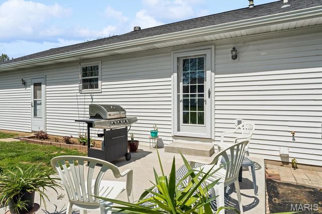120 E Hunters Ridge, Valmeyer, IL 62295