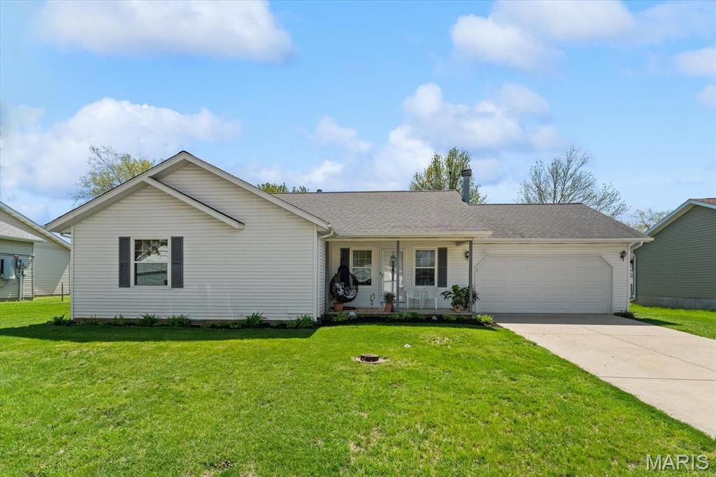 120 E Hunters Ridge, Valmeyer, IL 62295