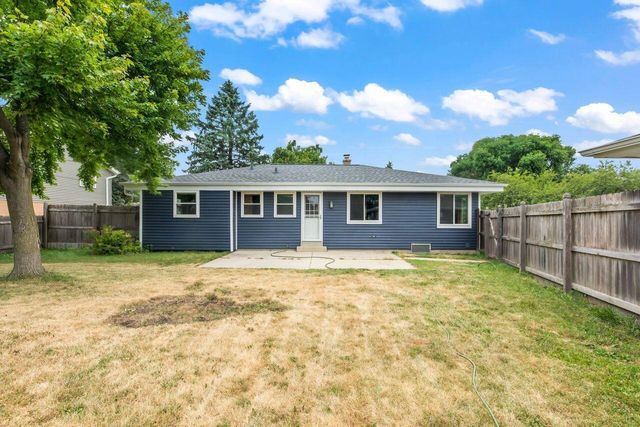 1020 Lilac LANE, Pewaukee, WI 53072