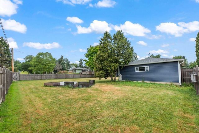 1020 Lilac LANE, Pewaukee, WI 53072