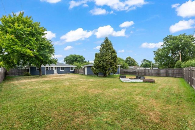 1020 Lilac LANE, Pewaukee, WI 53072