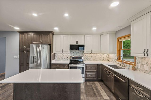 1020 Lilac LANE, Pewaukee, WI 53072