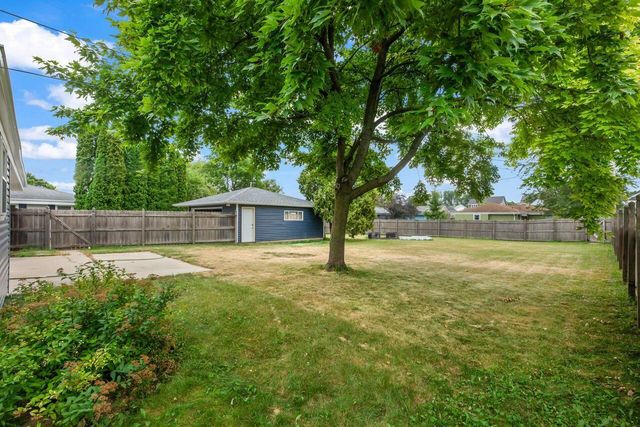 1020 Lilac LANE, Pewaukee, WI 53072