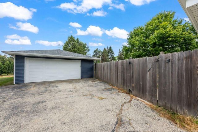 1020 Lilac LANE, Pewaukee, WI 53072