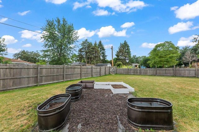 1020 Lilac LANE, Pewaukee, WI 53072