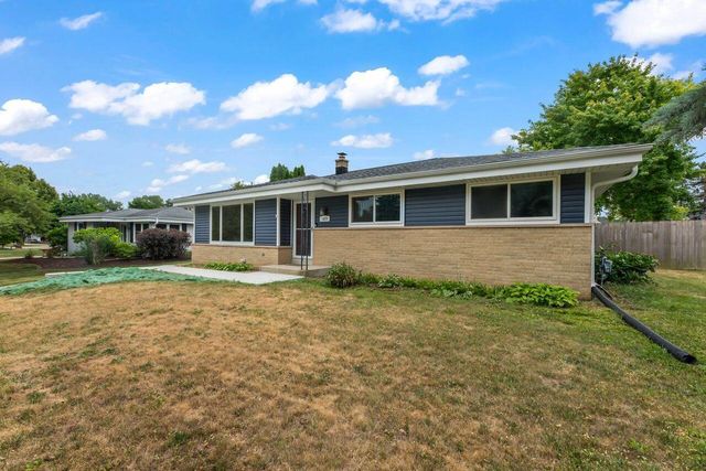 1020 Lilac LANE, Pewaukee, WI 53072