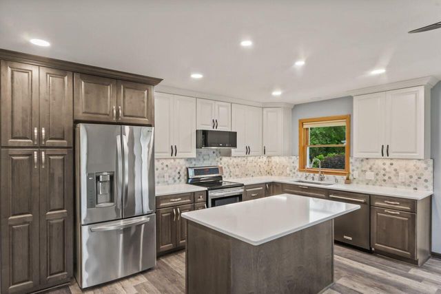 1020 Lilac LANE, Pewaukee, WI 53072