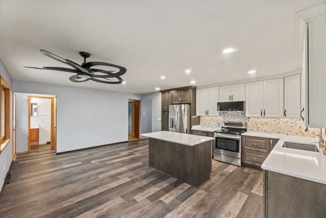 1020 Lilac LANE, Pewaukee, WI 53072