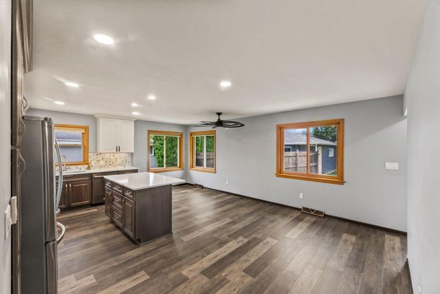 1020 Lilac LANE, Pewaukee, WI 53072