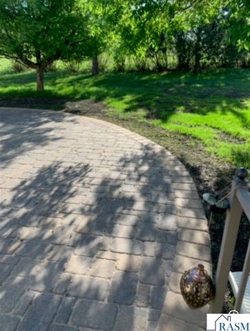 2142 Arlington Lane, North Mankato, MN 56003