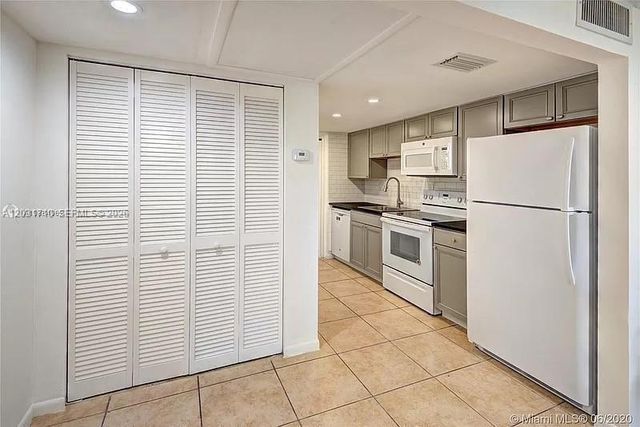 4121 NW 26th St T14, Lauderhill, FL 33313