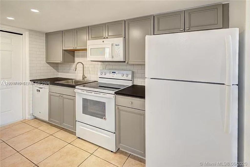 4121 NW 26th St T14, Lauderhill, FL 33313