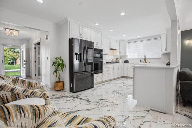 2870 Marlbank Drive, Sterling Heights, MI 48310