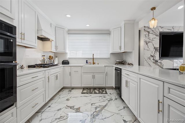 2870 Marlbank Drive, Sterling Heights, MI 48310
