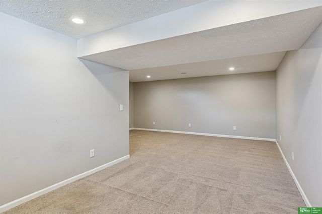 4905 S 95th Circle, Omaha, NE 68127