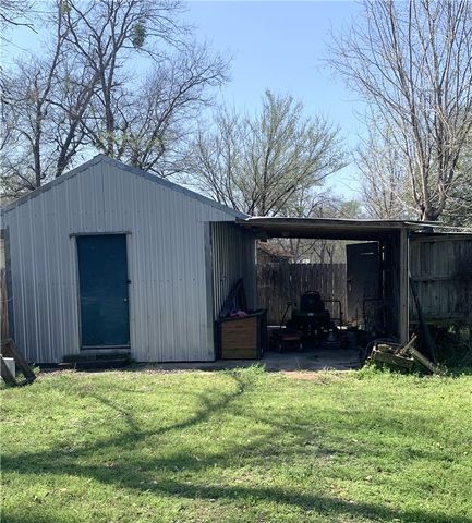 706 W Navasota Street, Groesbeck, TX 76642