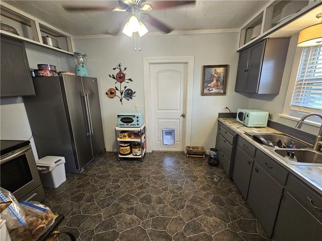 706 W Navasota Street, Groesbeck, TX 76642