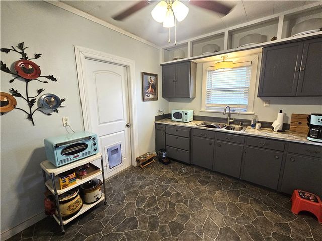 706 W Navasota Street, Groesbeck, TX 76642