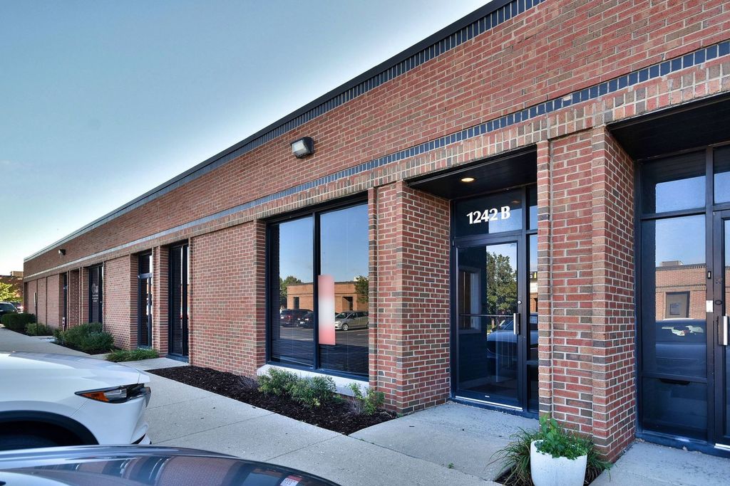 1242 REMINGTON Road B, Schaumburg, IL 60193