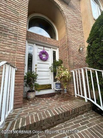 85 Mira Vista Court, Holmdel, NJ 07733