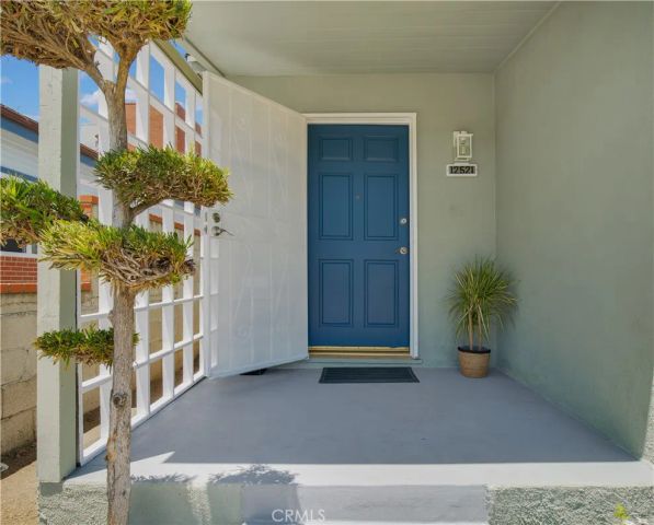12521 Walsh, Los Angeles, CA 90066