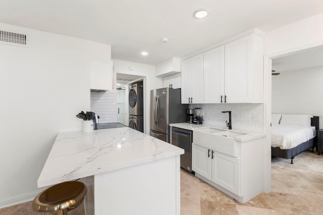 2750 Holly Hall Street 1111, Houston, TX 77054