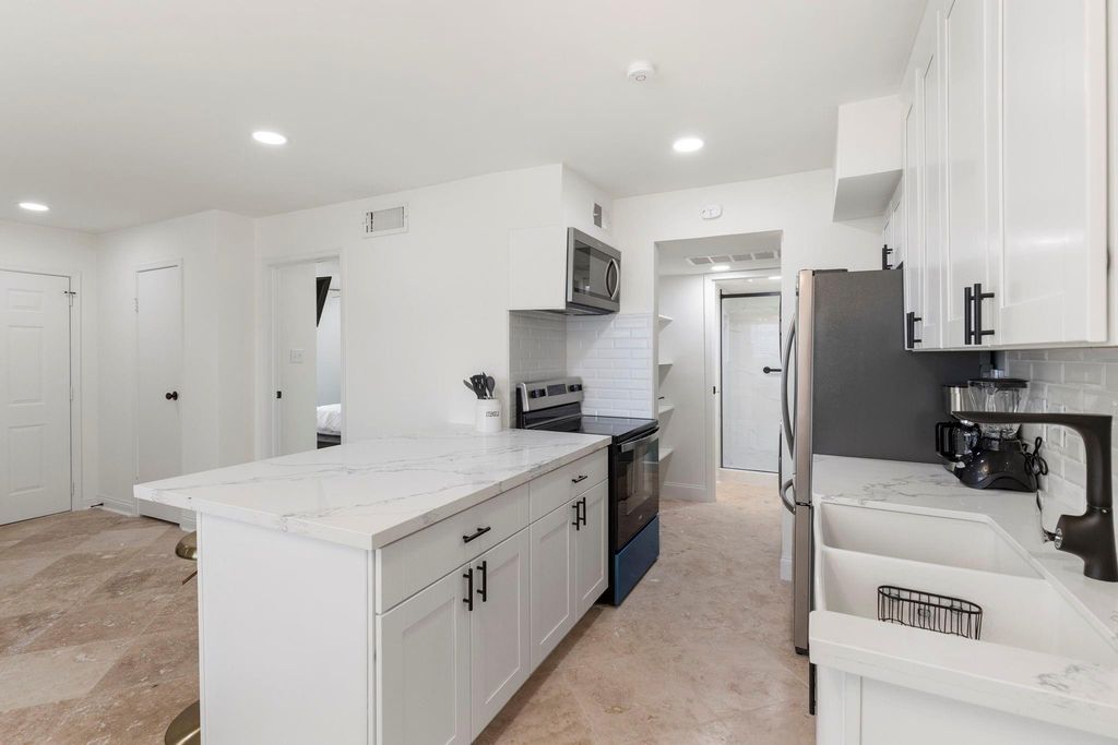 2750 Holly Hall Street 1111, Houston, TX 77054