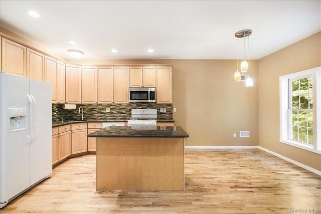 58 Alexander Court, Nanuet, NY 10954