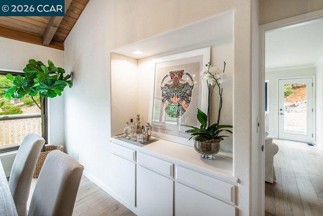 9 Valley Court, Orinda, CA 94563