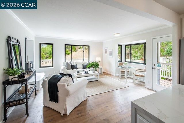 9 Valley Court, Orinda, CA 94563