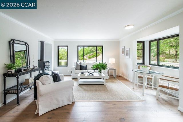 9 Valley Court, Orinda, CA 94563